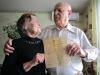 88-летний Владимир Фрадкин и его 87-летняя супруга Галина с тем самым уникальным свидетельством о регистрации их брака 10 декабря 1946 года.