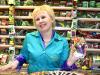 Продавец донецкого магазина "Империя семян" Лидия Балабанова показала всю палитру необычных овощей: "Особой популярностью пользуется сладкий перец сорта Биг папа".