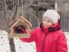 Карина Караманиц помогает маме подкармливать птиц: "В этой деревянной кормушке с крышей корм всегда остаётся сухим!"