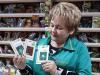 Продавец магазина "Империя семян" Светлана Никулина показывает семена капусты фирмы "Клаус" и салата от "Моравосид": "Считаю их одними из лучших!"
