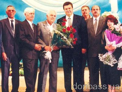 Виктор Янукович не теряет контактов с коллективом родной автобазы.