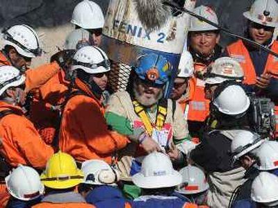 В Чили завершена эвакуация 33 шахтеров, пробывших под землей 69 суток