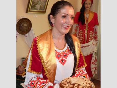 Автор проекта «Единая Украина: Восток и Запад вместе» Светлана Кучеренко приняла от сподвижников ее замысла хлеб-соль.