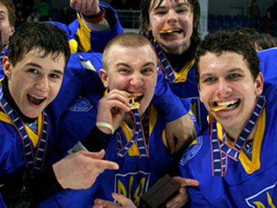 Капитан сборной Украины Всеволод Толстушко (в центре) с партнерами бурно праздновали победу.