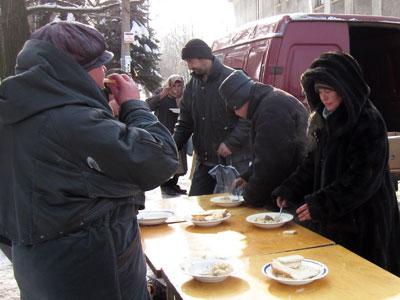 Благотворительность возле кинотеатра «Мир» в Красноармейске: в очередь можно становиться несколько раз - добавка есть!