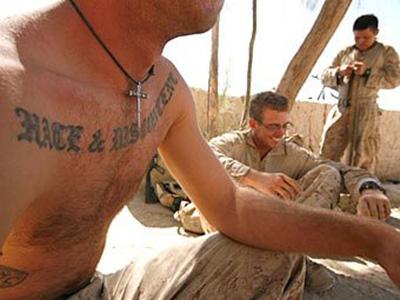 Американским военным запретили большие татуировки