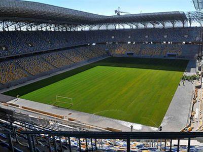 Азаров недоумевает, почему не загружен стадион во Львове