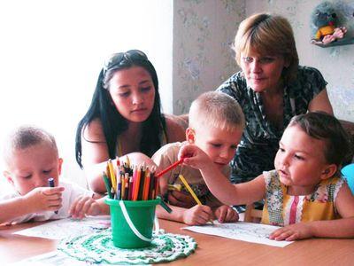 Настя и директор центра социально-психологической реабилитации Анжелика Гонтовая с удовольствием занимаются с малышами. 