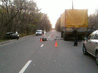 За столкновение с грузовиком водитель ответил зубами, а пассажир - рёбами (ФОТО)