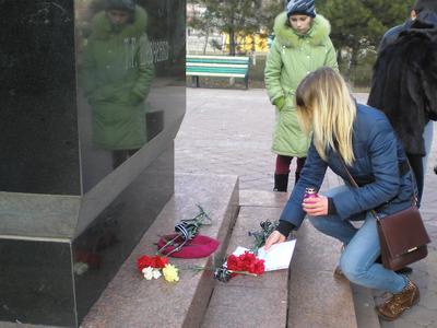 В Донбассе люди плакали на митинге-реквиеме по погибшим (ФОТО)