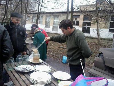Три дня в неделю в центре Красноармейска нуждающиеся выстраиваются в очередь за едой, которую привозит местный благотворитель Игорь Падалко.
