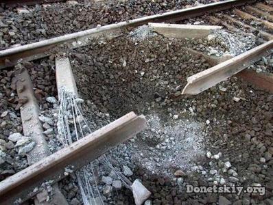 Боевики на Луганщине  снова подорвали железную дорогу