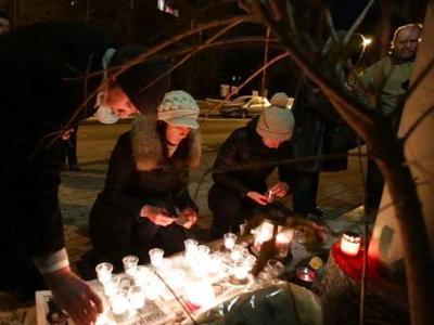 Под посольством Франции в Киеве почтили память жертв терактов (ВИДЕО)