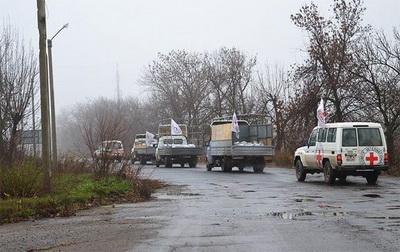 Красный Крест отправил в Донбасс 11 грузовиков с 220 тонн гумпомощи 