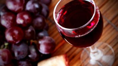 Медики выяснили, в каких дозах красное вино полезно для сердца