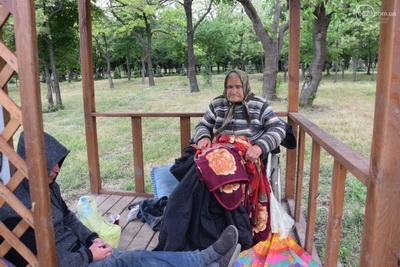 В Мариуполе 83-летняя женщина без ступни живет в беседке в Приморском парке. ВИДЕО
