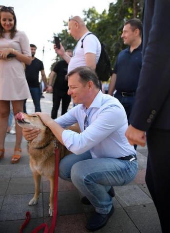 Олег Ляшко пришел на работу в Раду со своей собакой