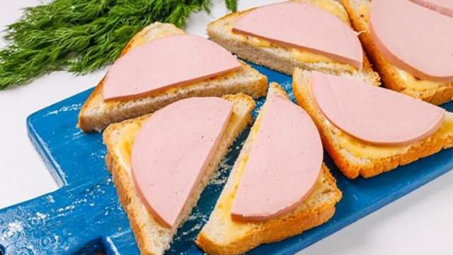 Врачи предупредили об опасности бутербродов с колбасой