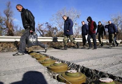 В районе н.п. Спартак боевики установили поперек дороги мины и бетонные блоки