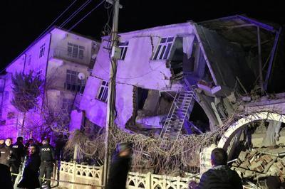 20 человек погибли в результате мощного землетрясения в Турции
