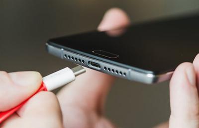 Европарламент принял единый стандарт разъема для зарядки смартфонов