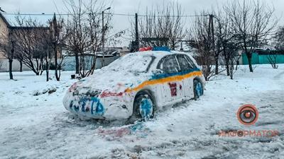 В Днепре из снега слепили копию полицейского авто