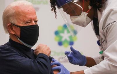 Джо Байден сделал прививку против коронавируса (ВИДЕО)