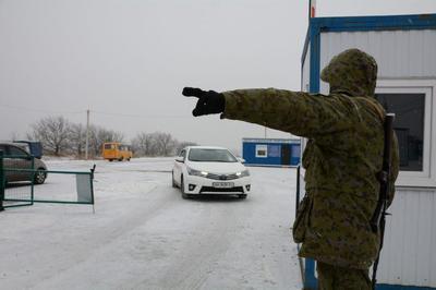 109 человек пересекли линию разграничения на Донбассе через гумкоридор в Еленовке 18 января