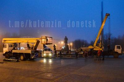 В Донецке начали устанавливать "главную новогоднюю елку"