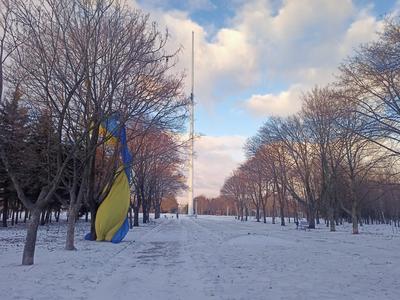 В Краматорске сильный ветер сорвал c флагштока самый большой флаг Украины на Донетчине