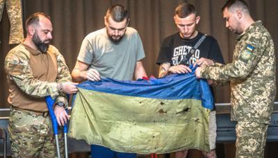 Флаг защитников "Азовстали" передали в музей