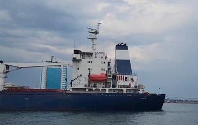 Первое судно с зерном вышло из порта Одессы (ВИДЕО)
