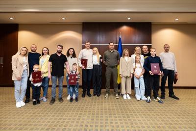 Пять освобожденных из плена защитников Мариуполя получили звание Героя Украины