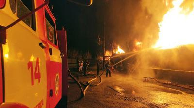 Оккупанты заявили о пожаре на нефтебазе в Макеевке