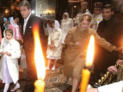 Виктор Ющенко пришел на богослужение с детьми, а Юлия Тимошенко - с хорошим настроением. Фото www. for-ua.com.