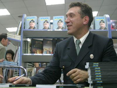 Игорь Беркут провел в Донецке автограф-сессию.