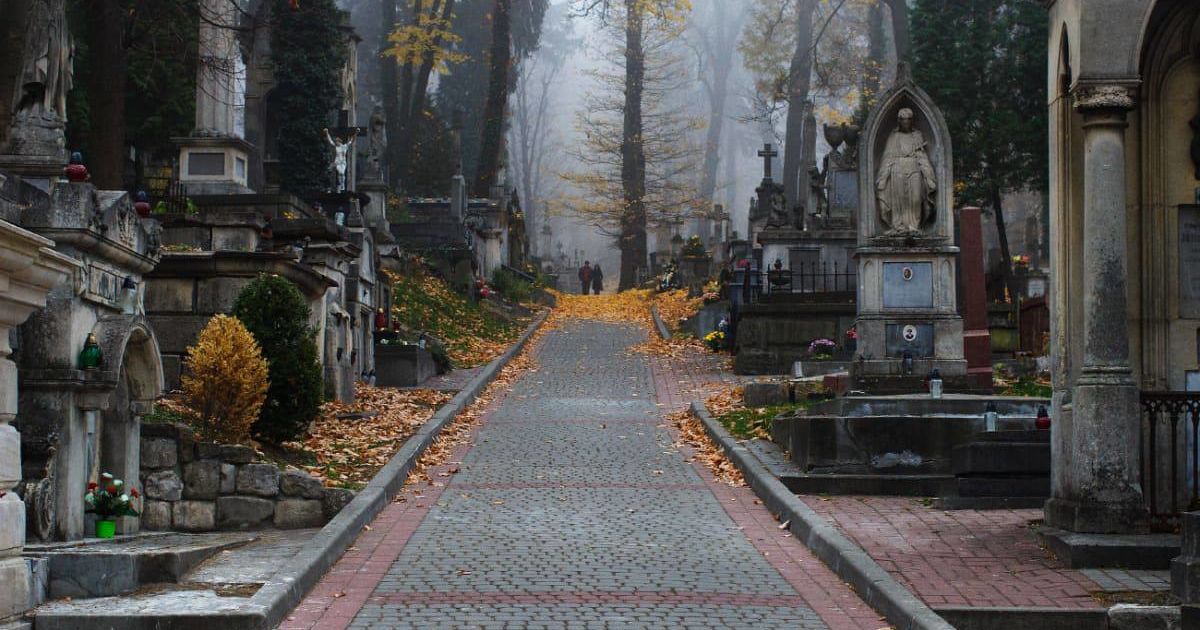 чому-людину-тягне-на-цвинтар