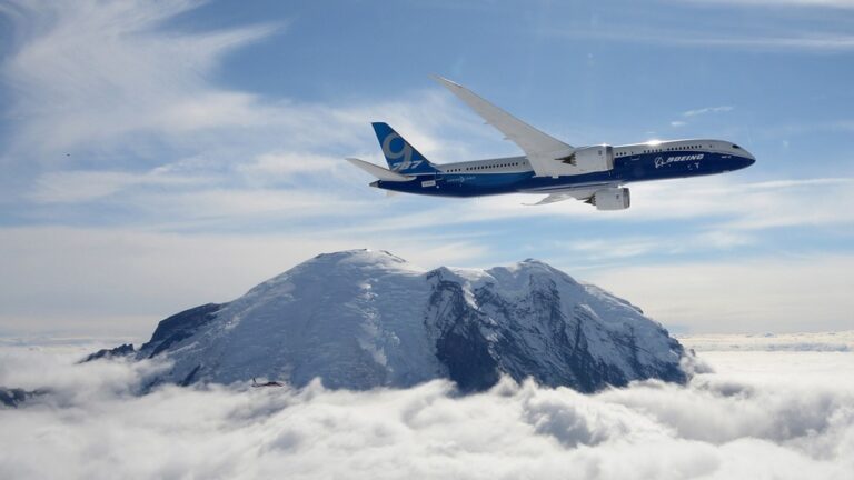 чому-літак-що-летить-на-великій-висоті