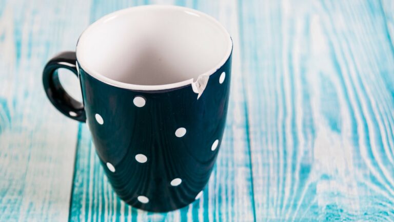 чому-не-можна-пити-з-розбитої-кружки